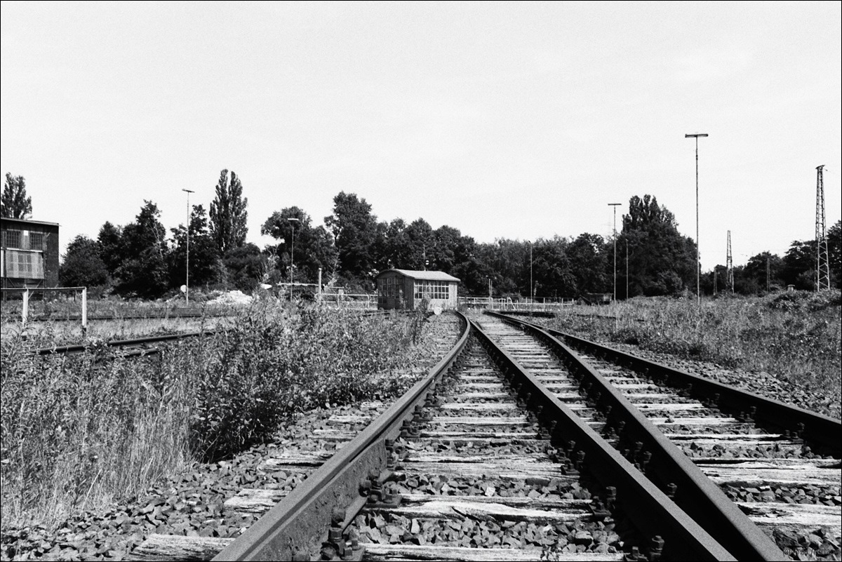 Realitätscheck; Bahngleise; analog; schwarzweiß
