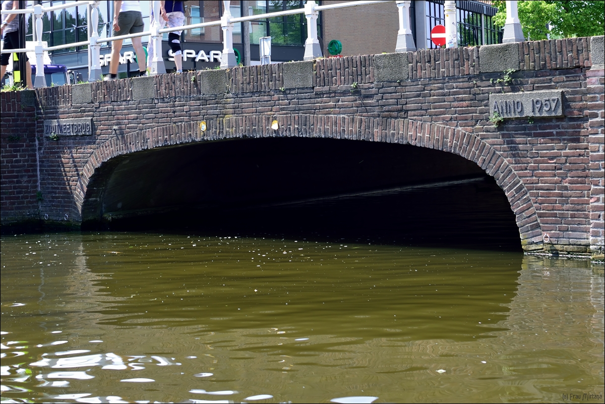 Unterwegs In Alkmaar Brücke Grachtenrundfahrt