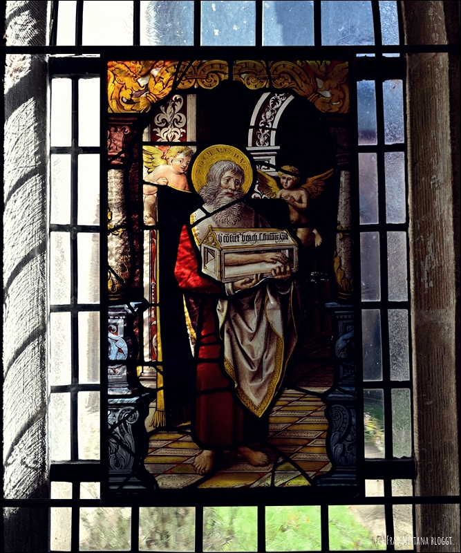 Meditation im Kloster Steinfeld - Bild zeigt eine Heiligentafel in einem Fenster, Licht kommt von hinten.