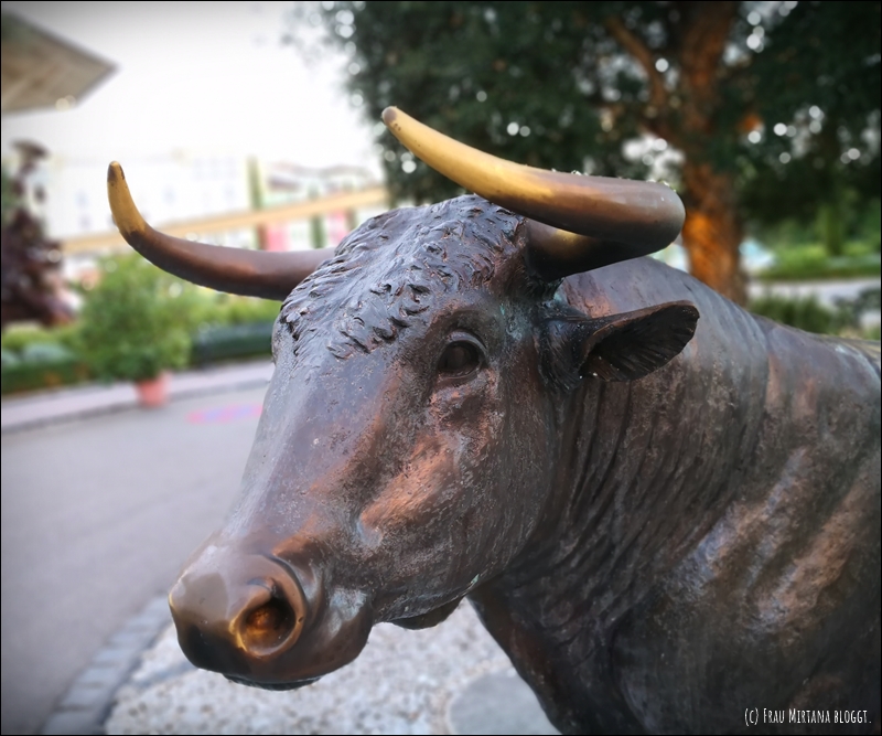Bronze-Stier auf der Auffahrt des Hotels vom Europa-Park
