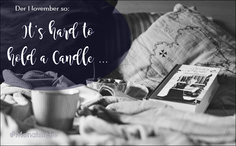Monatsliebe November Headerbild - Bett mit Buch und Tasse Tee in schwarzweiß