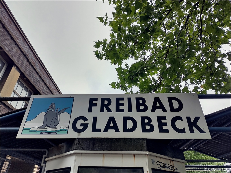 Tafel mit dem Schriftzug "Freibad Gladbeck" für die Fotoserie Zwölf von Zwölf im Juli 2024