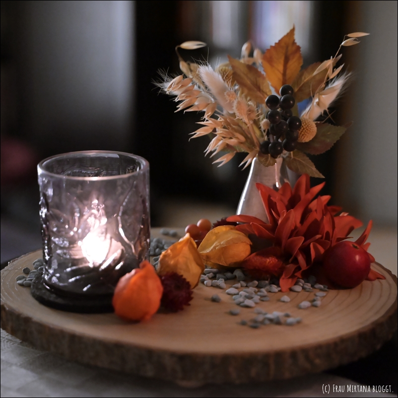 Tischdekoration: Baumscheibe mit einem Windlicht für Teelichter, kleiner herbstlicher Strauß in Minivase, Trockenblumen