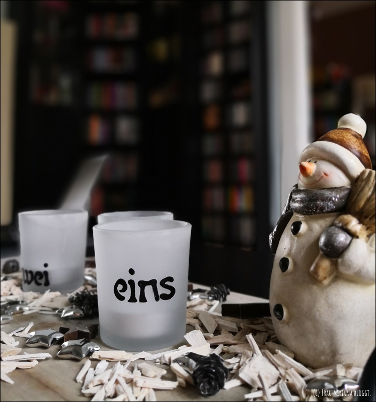 Schneemannfigur, Teelichtgläser in Frostglasoptik mit Schriftzügen eins bis vier, silberne und schwarze Streudeko Sternchen, Weihnachtsdekoration, Adventskranz Alternative