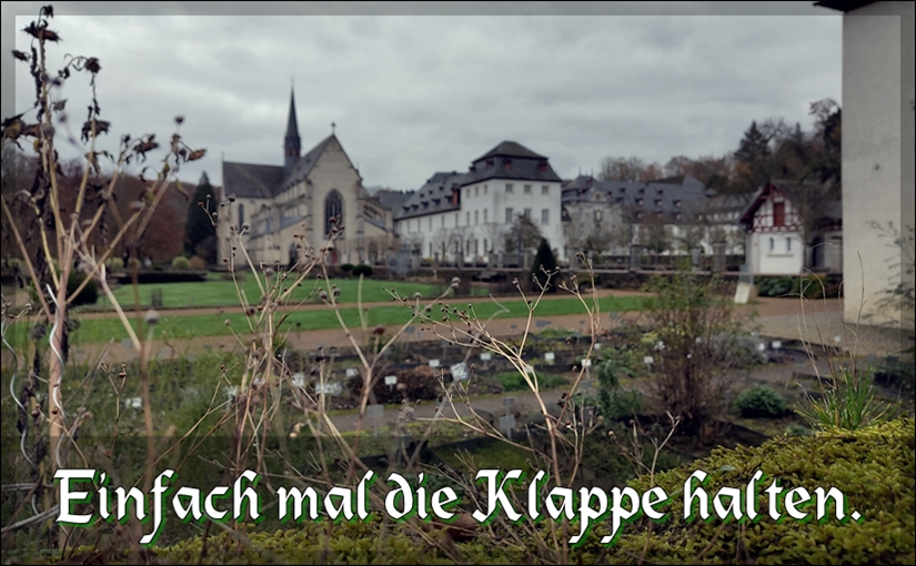 Ansicht über den Barockgarten auf das Kloster Marienstatt, grauer Himmel, Novemberstimmung, Schriftzug "Einfach mal die Klappe halten"