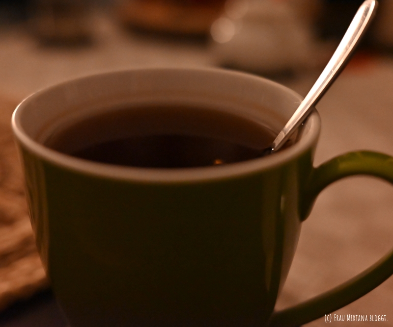Nahaufnahme Teetasse in schummerigem Licht