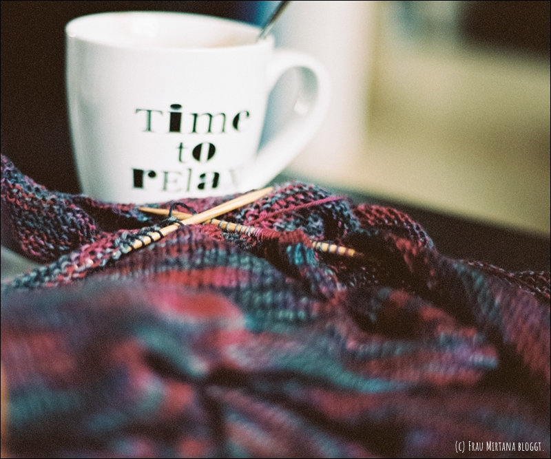 Teetasse und Strickzeug, Fokus auf den Nadelspitzen, analoges Bild