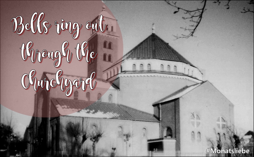 Blick auf eine Kirche, schwarzweiß, analoge Anmutung, mit Schriftzug oben links "Bells ring out through Churchyards", Schriftzug unten recht "#Monatsliebe" - Headerbild für den Beitrag Monatsliebe November
